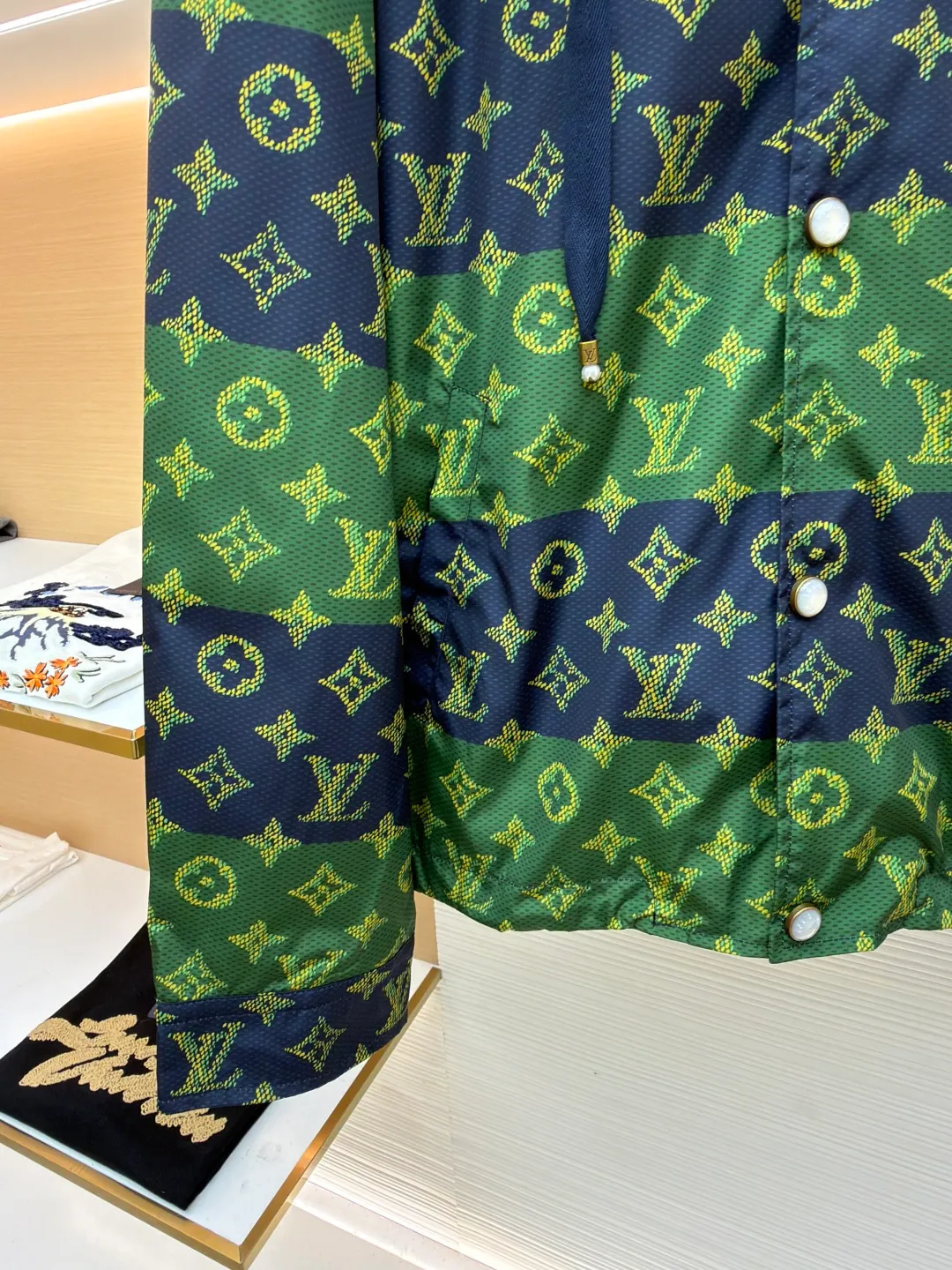 LOUIS VUITTON contrasting color presbyopic hooded jacket ●Original version: purchased and developed by 24386 ●Item number: 1681295-B60 ●Material: polyester fiber fabric ●Technology: printing production ●Color: blue and green color matching ●Version: fitted version ●Weight: about 510 grams ●Size: 46-48-50-52 ●Description: When classic Monogram presbyopia meets contrasting stripes, this LV jacket instantly ignites the trend! The collision of green and navy is full of tension, the presbyopia logo all over the floor shows the pedigree of the luxury brand, and the hooded design takes into account both style and practicality. Whether you are going out on the street or socializing in luxury, it can make you stand out from the crowd in one second. It is an excellent choice for advanced wear for presbyopia lovers. Wear it and you will be a walking fashion hormone. The overall wiring is straight and delicate, the fabric is comfortable and soft, and the color is consistent without color difference. It can be matched with the same style to create a fashionable look and control various occasions. Customized accessories, complete with three standards, same style for men and women!